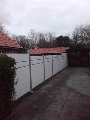 Ein weißer Zaun als Sichtschutz in Emden